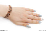 نمایش دستبند مسی طرح بافت در دست
