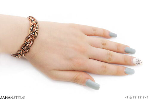 نمایش دستبند مسی طرح بافت در دست