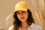 کلاه نقابدار چرم طبیعی لیمویی رو سر خانم