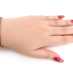 نمایش دستبند مسی در دست