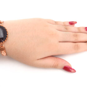نمایش دستبند زیبای مسی در دست