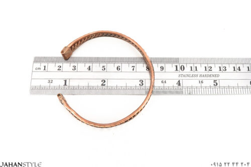 اندازه گیری ابعاد دستبند توسط خط کش