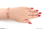 نمایش دستبند مسی دخترانه در دست