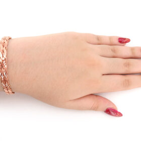نمایش دستبند مسی دخترانه در دست
