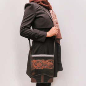 کیف دوشی زنانه با طرح قلمزنی گل