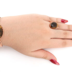 نمایش دستبند و انگشتر مسی در دست