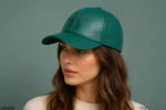 کلاه بیسبال چرم طبیعی سبز روی سر خانم