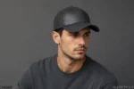 کلاه بیسبالی چرم طبیعی طوسی روی سر مرد