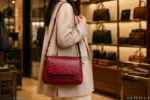 کیف زنانه چرم طبیعی زنانه کروکودیلی - روی دوش خانم